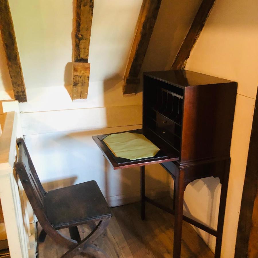 Tudor House - Double Room - Shared Bathroom Goff's Oak Eksteriør bilde