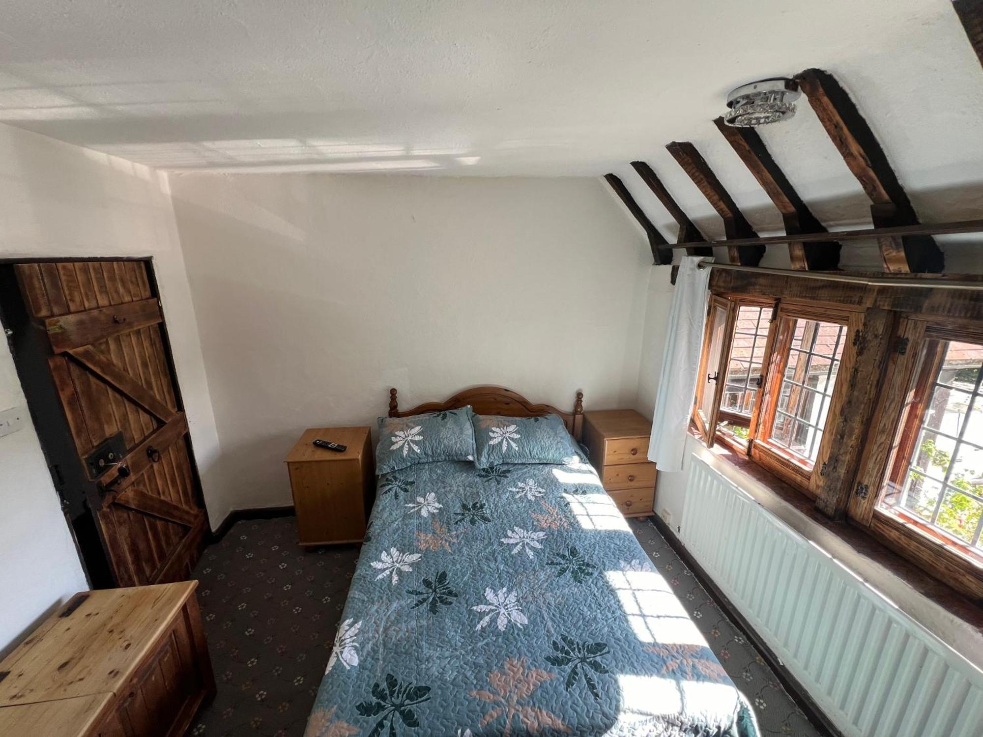 Tudor House - Double Room - Shared Bathroom Goff's Oak Eksteriør bilde